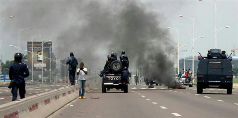 Congo-Kinshasa : des AK-47 plutôt que des canons à eau, une stratégie qui pose question