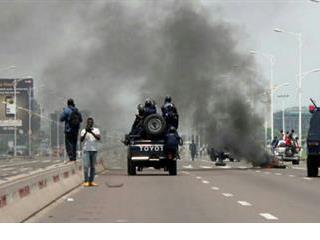 Congo-Kinshasa : des AK-47 plutôt que des canons à eau, une stratégie qui pose question