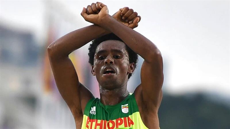 JO 2016 : médaillé d’argent au marathon, l’Éthiopien Feyisa Lilesa dénonce la répression meurtrière dans son pays