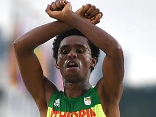 JO 2016 : médaillé d’argent au marathon, l’Éthiopien Feyisa Lilesa dénonce la répression meurtrière dans son pays