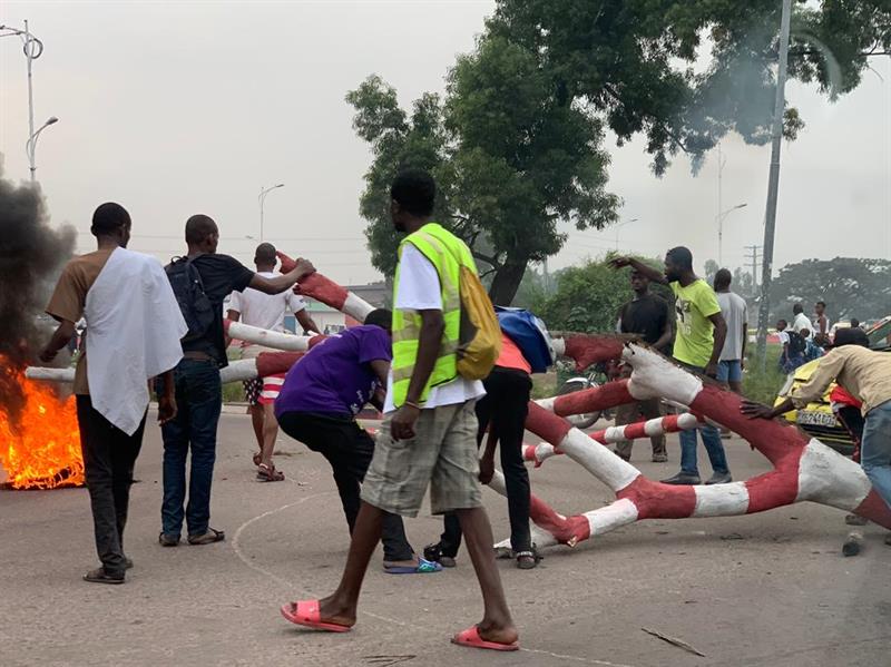 Kinshasa : La police tente de contenir des militants UDPS qui manifestent au siège du parti
