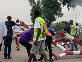 Kinshasa : La police tente de contenir des militants UDPS qui manifestent au siège du parti