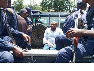 Justice : Procès 100 jours, le ministère public requiert 90 mois de prison pour Modeste Makabuza et 15 ans des travaux forcés à charge de Benjamin Wengabasubi.