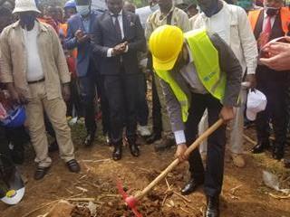 SUD-KIVU : Coup de pioche du gouverneur Théo Ngwabidje pour rehabiliter la route Amsar-Birava